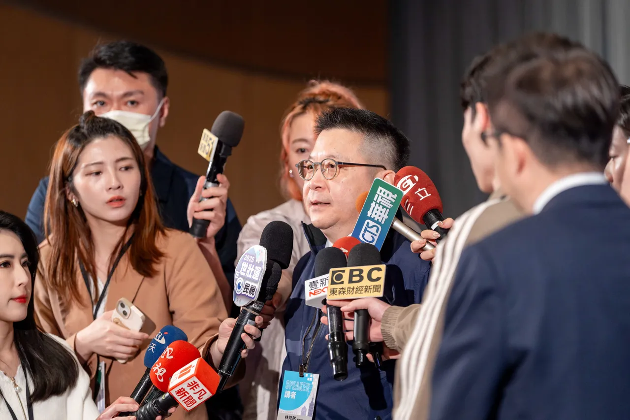 多支媒體麥克風前受訪的來賓