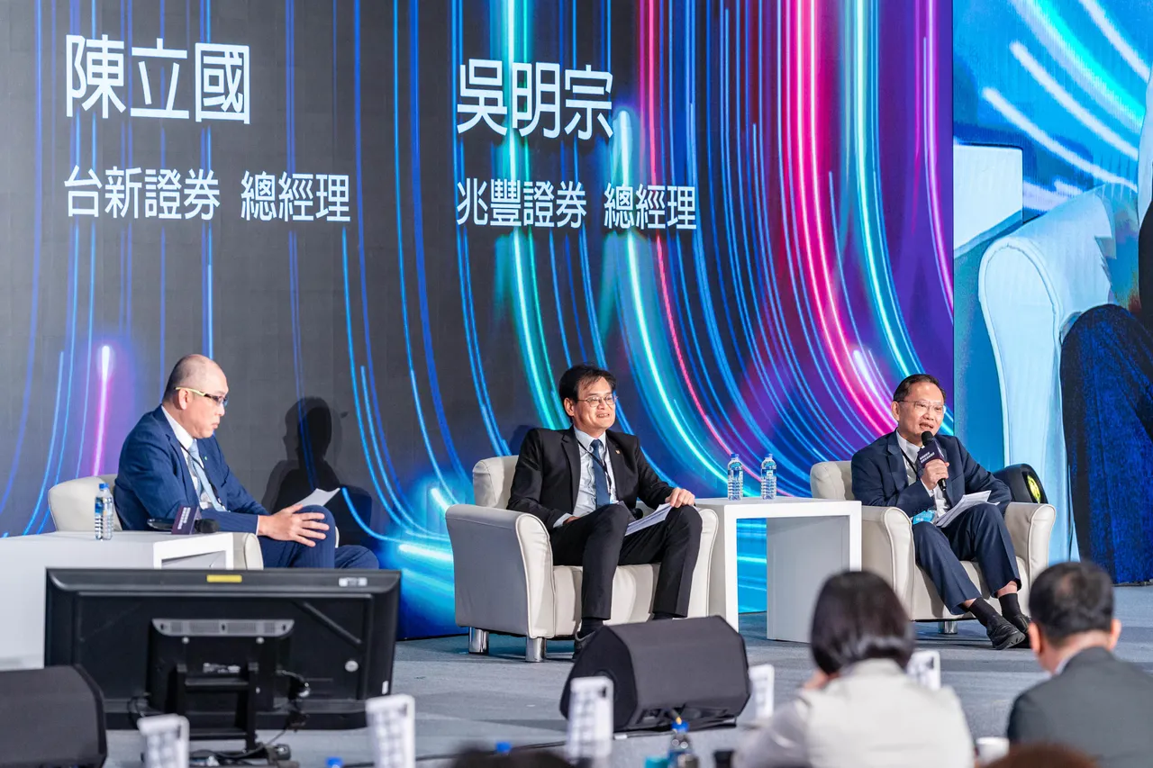 藍色舞台上坐著交流的論壇來賓
