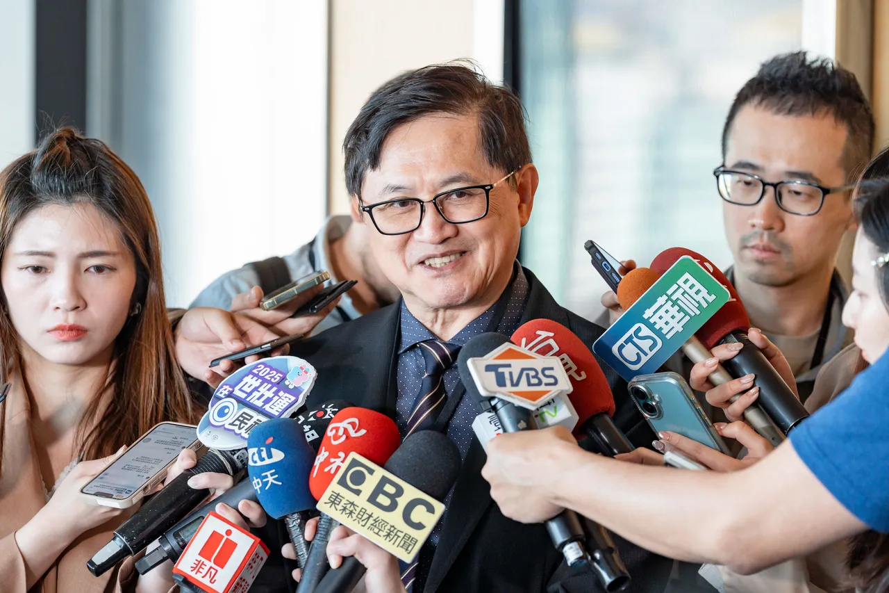 被多支麥克風圍繞的受訪來賓