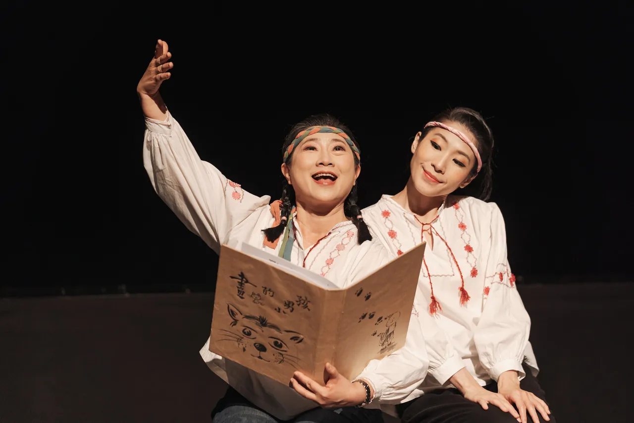 舞台上一起捧著書本的兩位演員