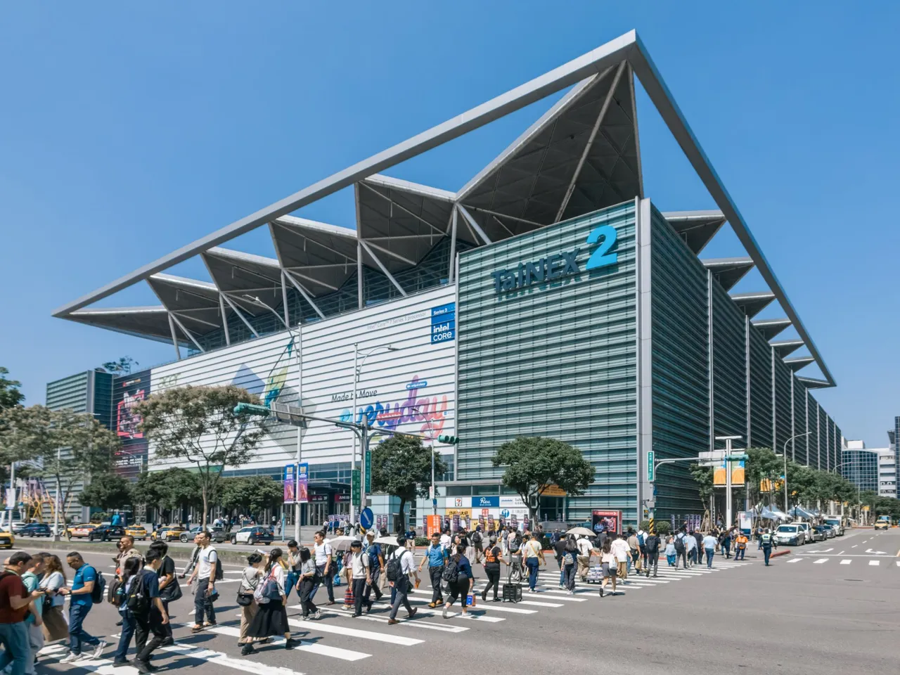 展館外的建築、人行空間與來訪者