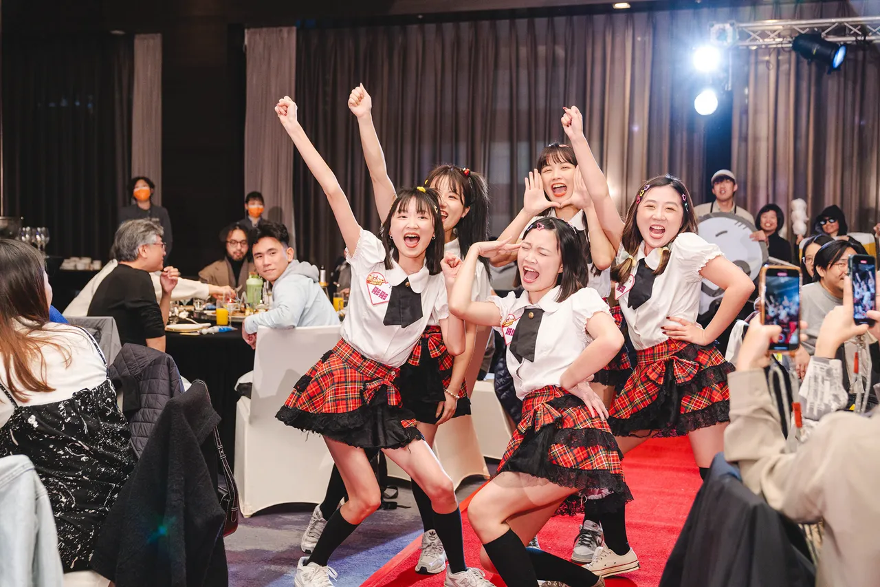 宴會現場隨音樂互動的參與者