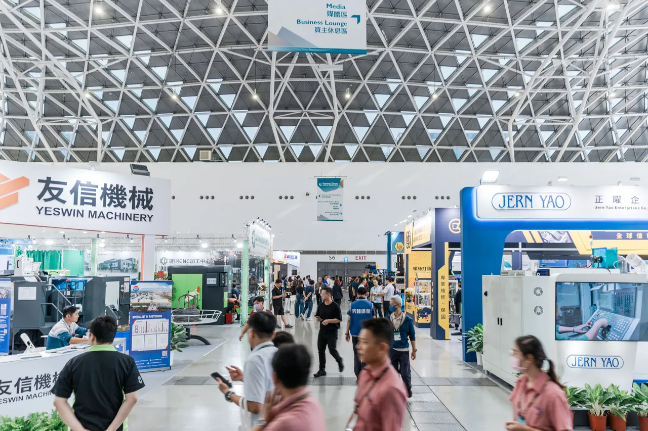 展館走道、攤位與流動的人群