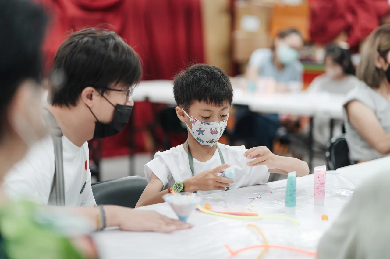 桌邊陪伴孩子操作的參與者