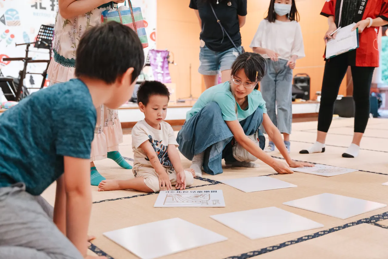 木質室內空間中的親子工作坊