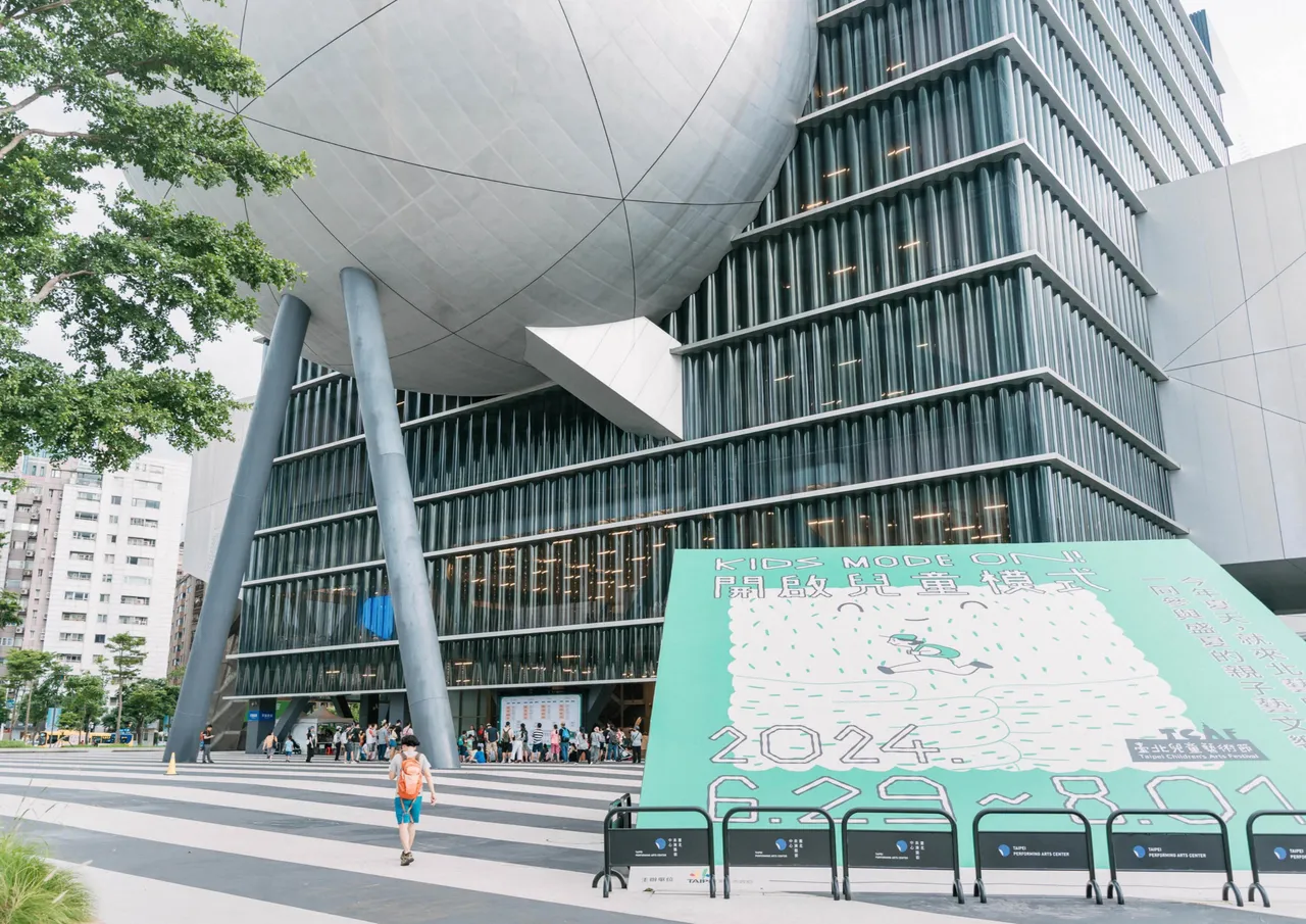 表演藝術建築外的廣場與入口