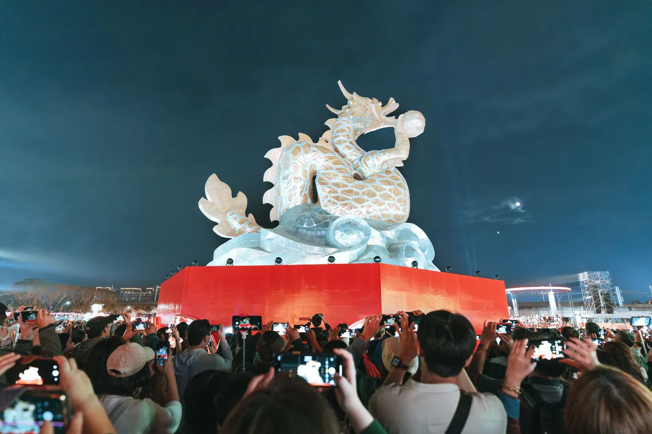 夜間大型龍形燈飾與前景人群